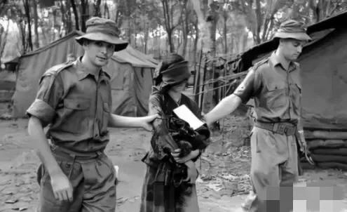 1959年，一名美国士兵，俘虏了一名美丽的越南女士兵，那名女士兵突然脱下了自己的