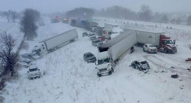由于降雪，有100多辆汽车相撞。

由于密歇根州哈德逊维尔市的公路上大雪，约有1