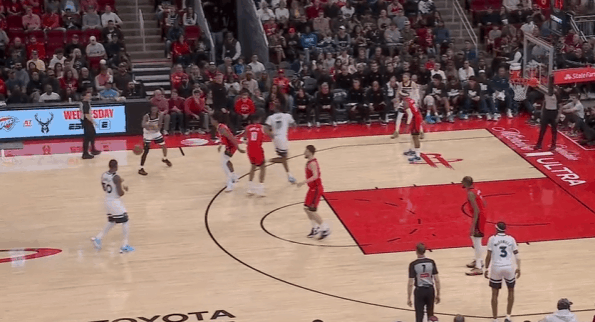 逐帧拆解：兰德尔爆砍39分创森林狼生涯新高，下半场爆发砍下27分图1快攻最前线接