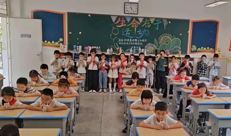 订了学生奶的孩子课间坐着喝奶，没订的只能站在后排喝水。
 
2026年9月10日