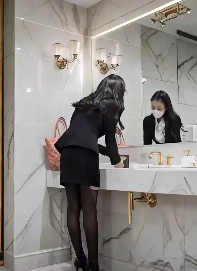 假如你家的女盆友辛苦工作了一整天，现在拖着疲惫的身体回到家，你看到她累成这样，肯