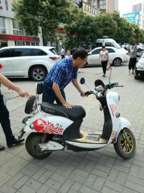 电动车骑到没电推3公里后，才明白这3个“应急技巧”多重要
 
昨天加班晚了，电动