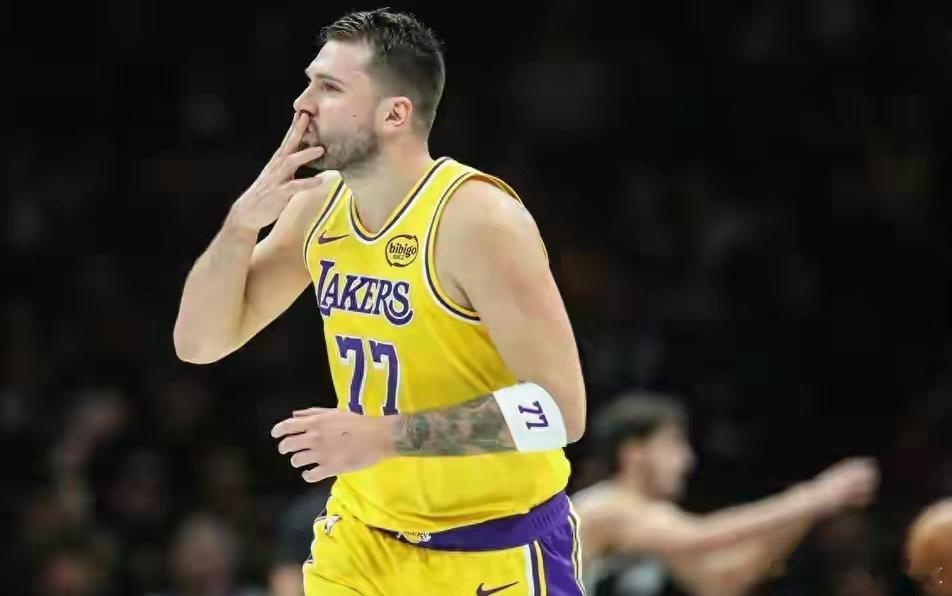 詹皇16中10完爆波特 东契奇24+6+5率队 湖人大胜篮网圆满收官八连客湖人大