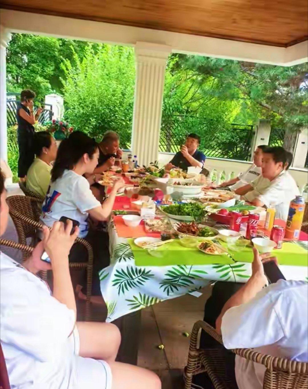 老戏骨程煜在哈尔滨宴客，别墅曝光两层600平，妻子现身气质优雅 ​​​