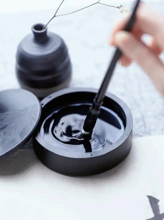 旁人都夸我爸字写得好，
我妈却只嗤笑一声。
 
我爹练了一辈子书法，
笔墨为伴，