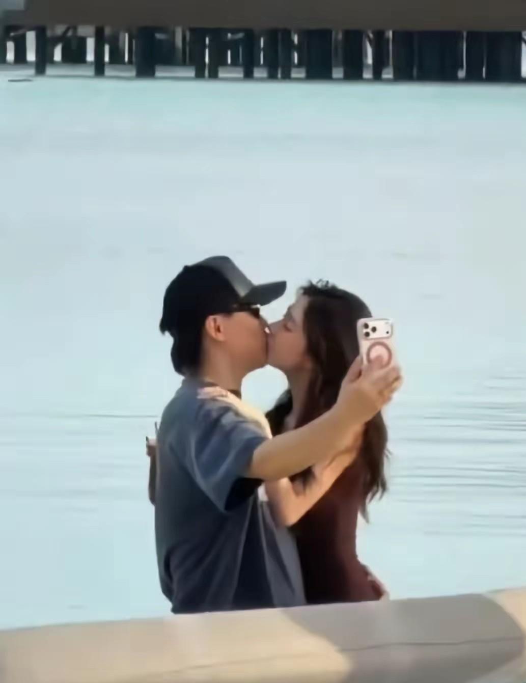 恭喜胡彦斌啊，又获得了爱情啊，真的是太让人羡慕了啊，要幸福啊！