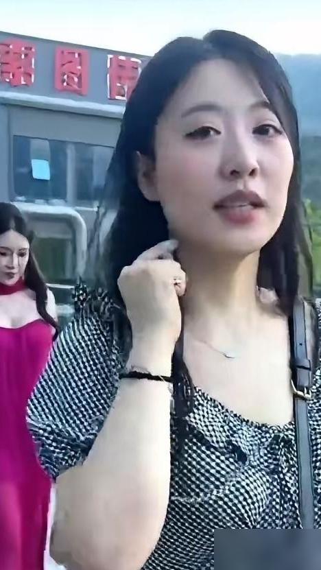 杨一歌还是走了，走的潇洒而又决绝。

做了五年小网红的我看这事儿真的太有代入感了
