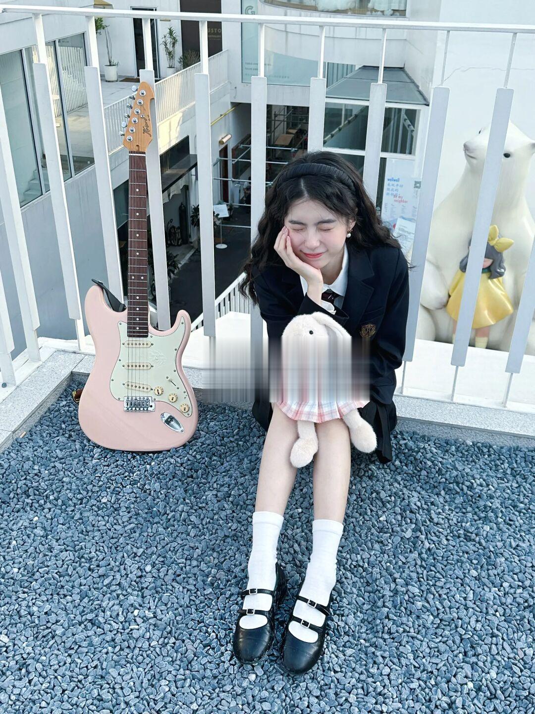 第一张照片 不太敢亲密的🎸🎶