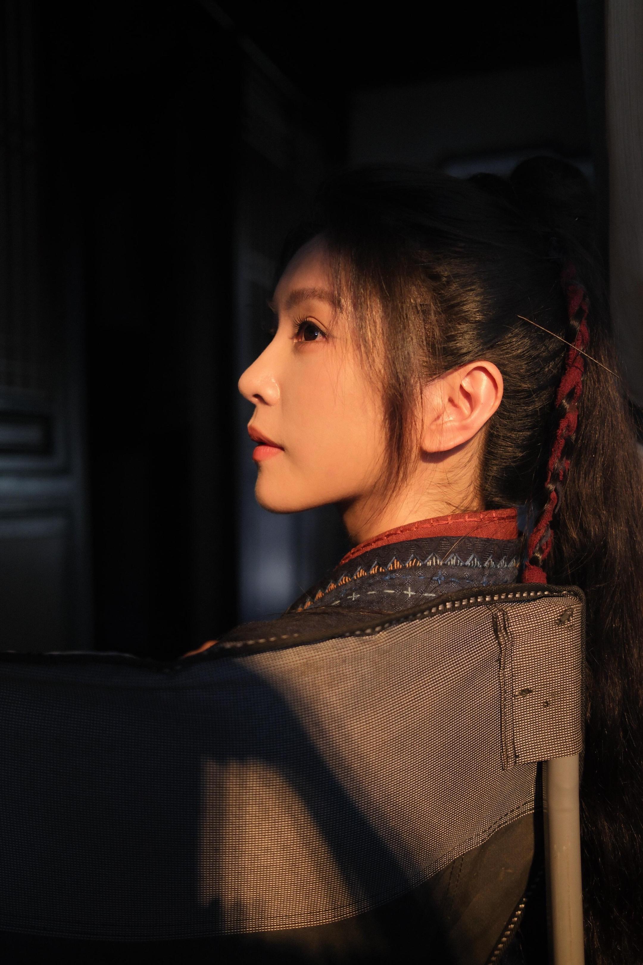 李云霄，岁岁安暖，喜乐如常。入戏是江湖儿女，出戏是烟火日常✨光影勾勒侧颜，镜前轻