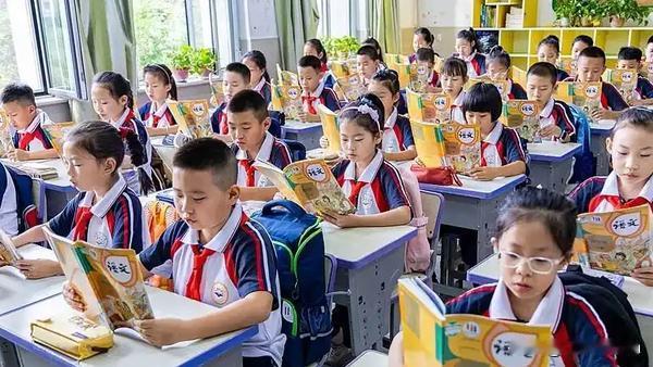 本周，全国大中小学迎来秋季新学期，校园生活迎来多项新变化。备受关注的教材更新工作
