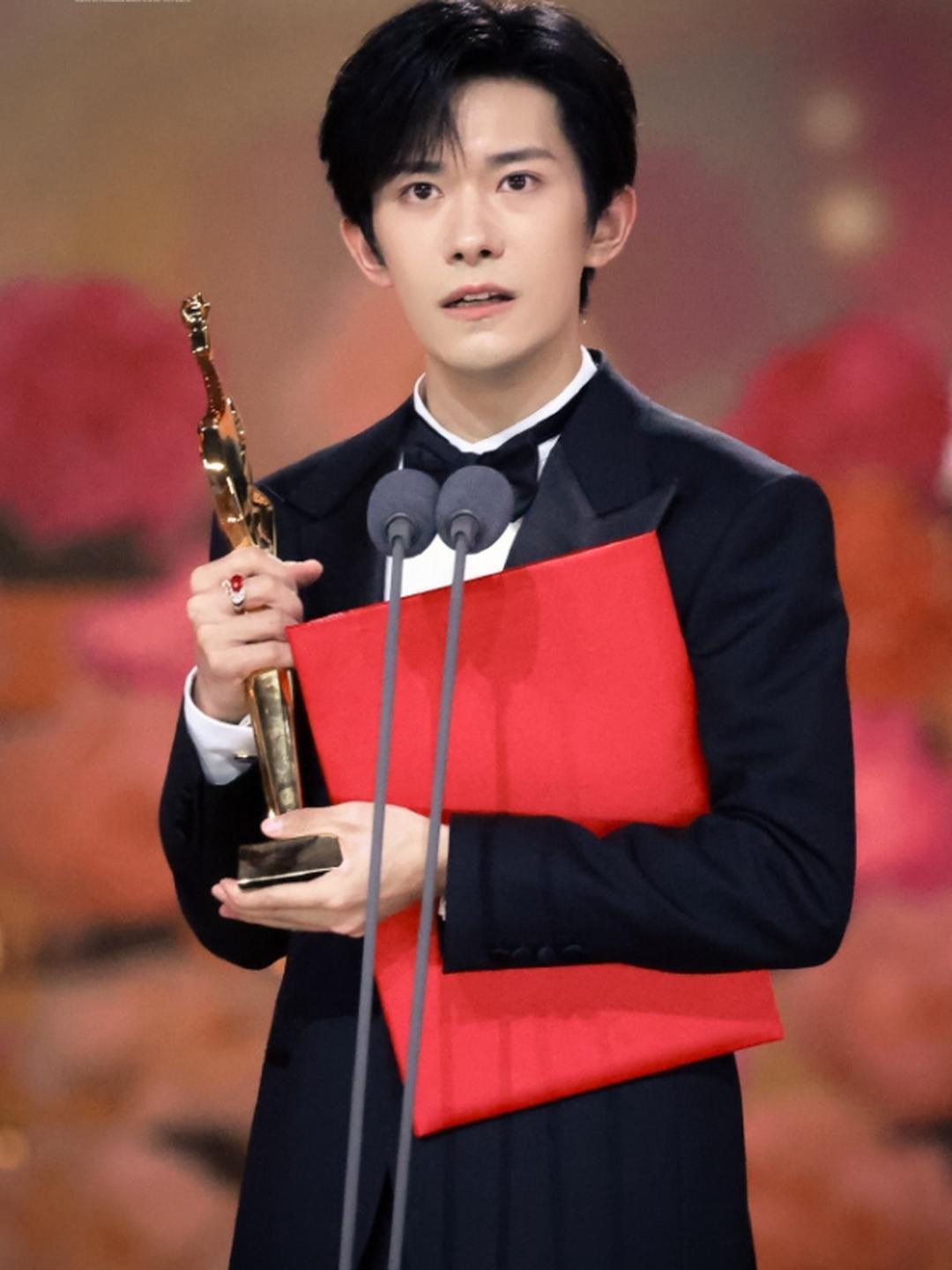 易烊千玺演电影8年，12部主演作品，他5提百花奖，一次最佳新人，一次最佳男配，三