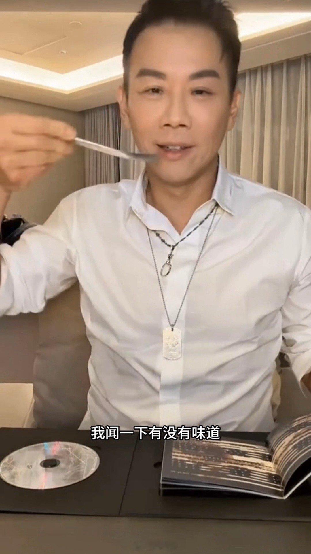 陶喆用锤子剔牙在新专辑宣传直播中，陶喆拿起自己亲手喷漆的小公仔，指着上面的锤子说