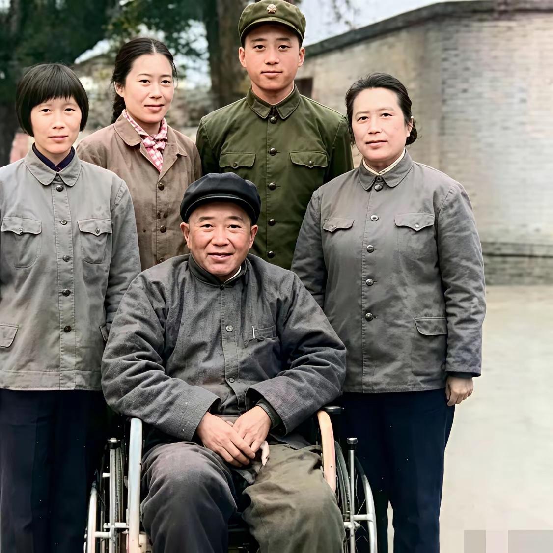 中间这位老前辈是谁，懂历史的大咖给解惑一下