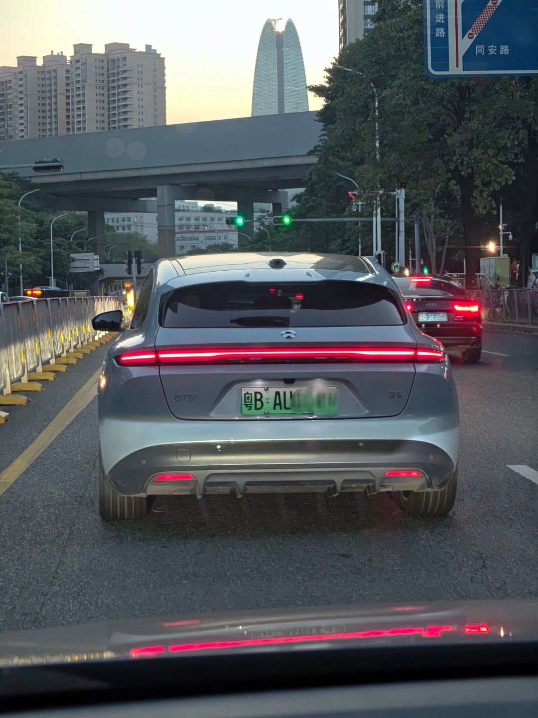 无人驾驶出租车的车牌，比新能源的绿牌，好看100倍，有没有懂的？