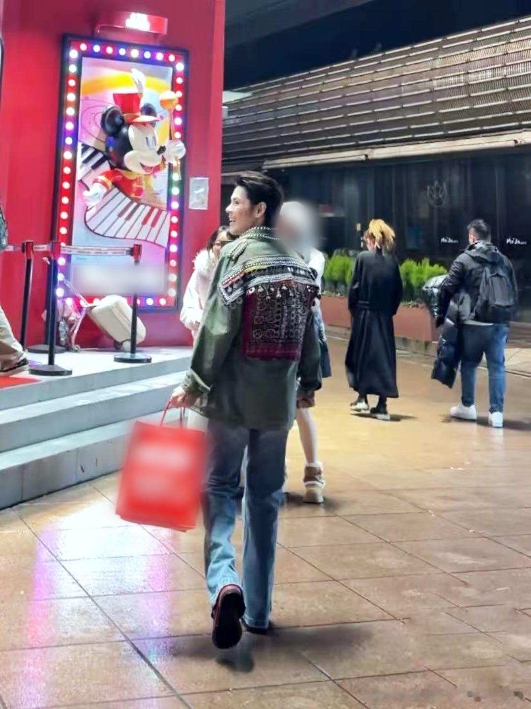 向佐为郭碧婷买了个巨型猪公仔向佐宠妻实锤！巨型猪公仔也太有画面感了，还和粉丝互动