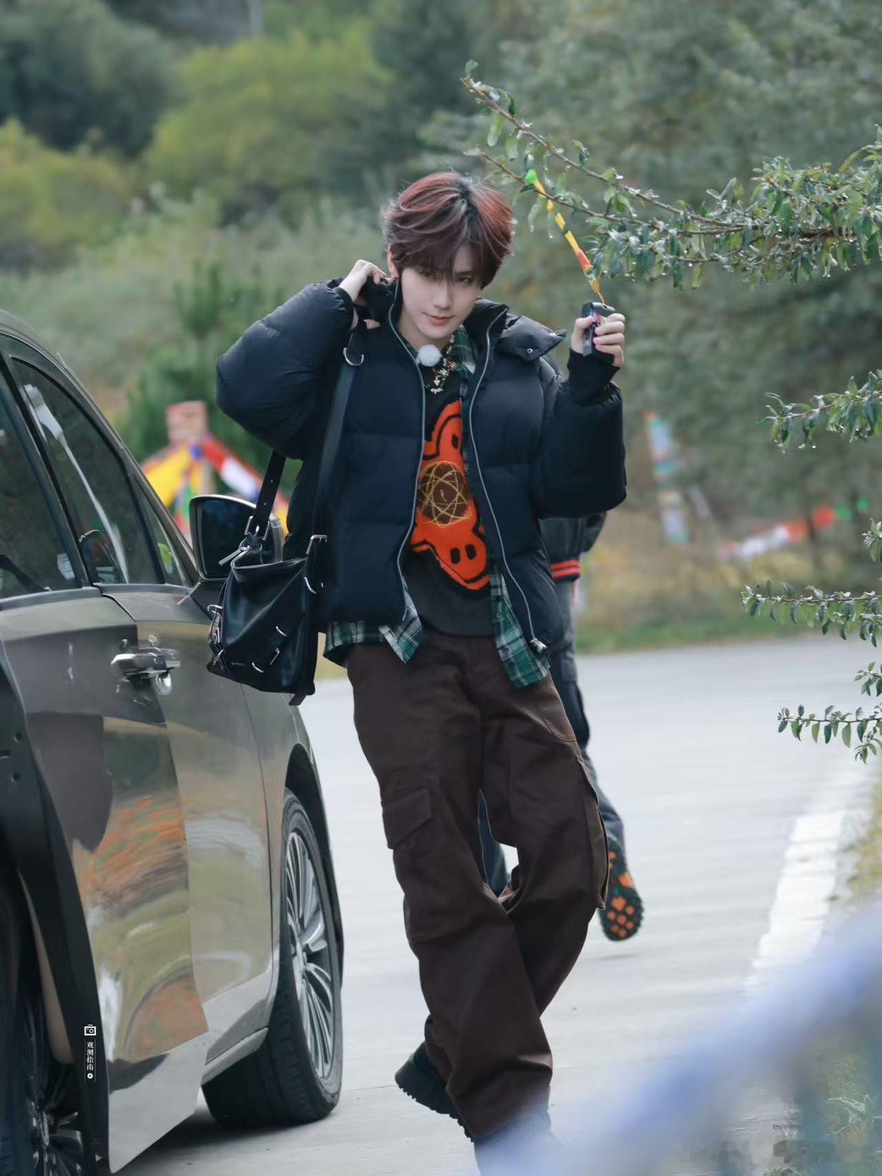 张真源来西藏目标每天睡好觉 在奔跑吧直播中，张真源第一次来到西藏，阳光洒在他身上