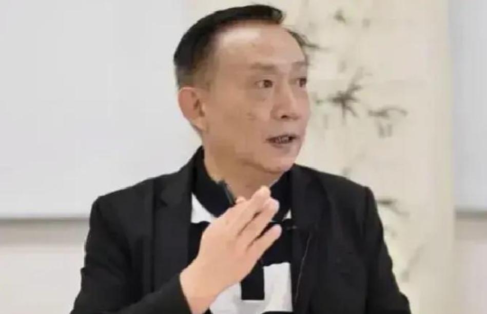 卢麒元就建议参与立法的必须被政审！

可以说，这种人对国家的危害也不小，直接站在