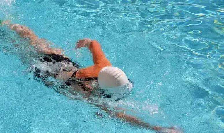 55岁大叔每天下水前在池边压腿拉筋十五分钟，空调二十度，我看着都替他冷。
佩服他