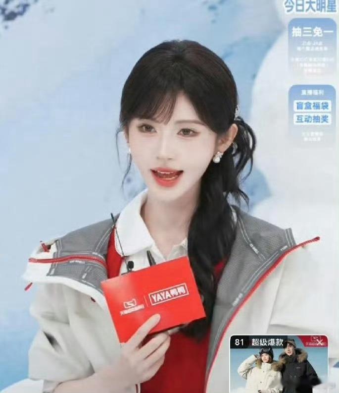 鞠婧祎今天直播状态，斜刘海➕半扎发，美得我无话可说了