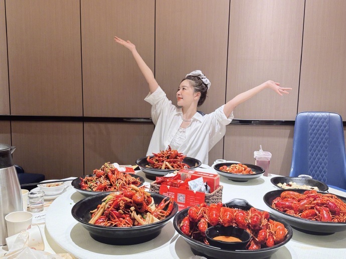 #阚清子晒一桌小龙虾##阚清子确实是胖了但快乐至上# 阚清子分享小龙虾时刻，胖也