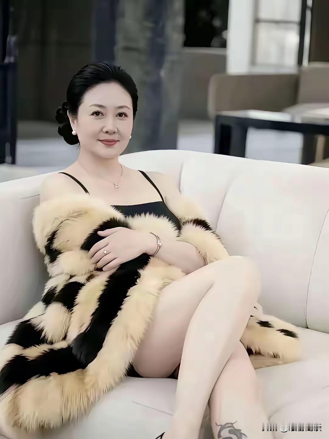 网上看到一张图，分不清是不是AI创作。
文案说这位女士经历十次离婚，还在期待下一
