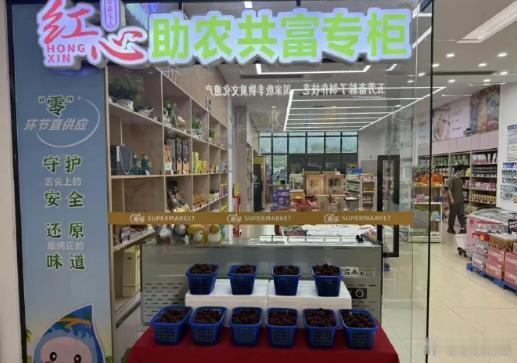台州沿海高速热心助农让杨梅季更有温度高速服务区设助农专柜，志愿者田间直播带货，爱