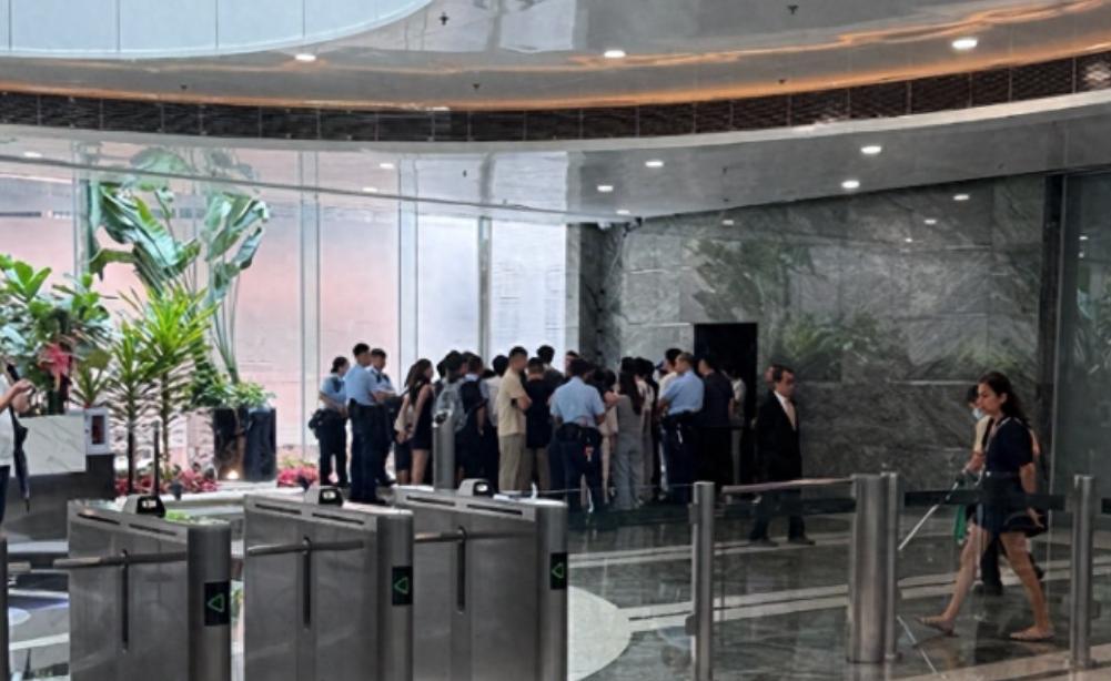 8月19日晚上21点34分48秒到50秒，短短两秒，香港中环一家伦敦金交易平台上