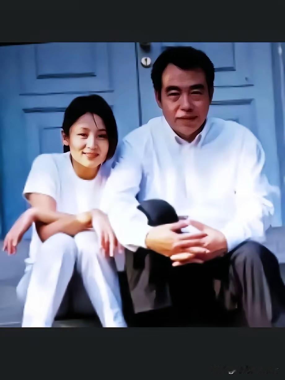 陈凯歌当年真是找了不一样的美女，第一任妻子洪晃是书香门第，后来的倪萍是儒雅大气，