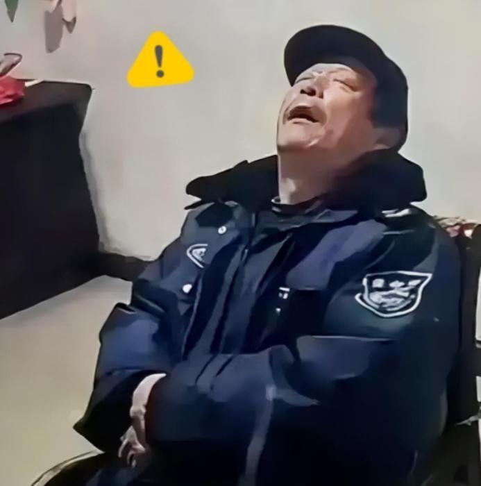 六十多岁保安连轴转18小时后打盹16分钟就被开除，法院最后判公司赔两万六，这判决