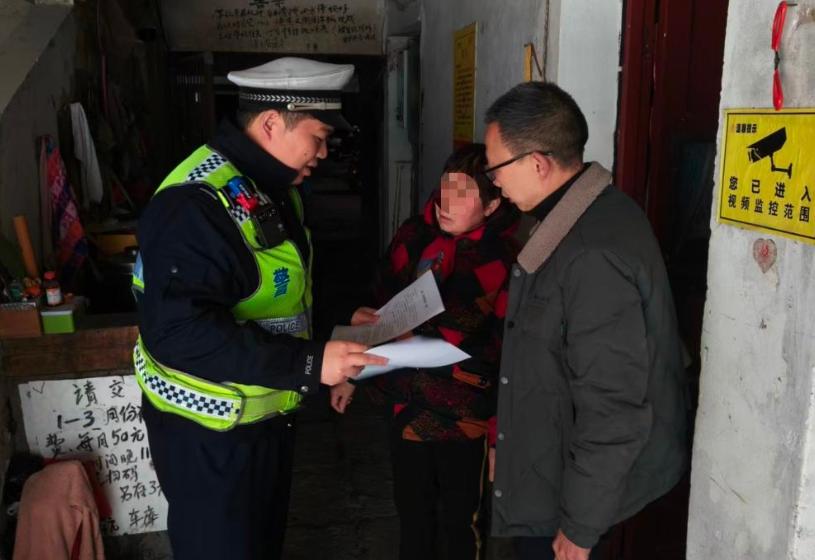 荆州车主必看！节后返岗出行，交警精准宣传护你平安
节后返岗复工，大家出行频次越来