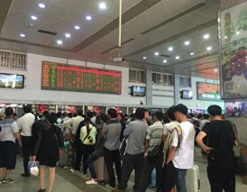 昆明突发4.3级地震：暂无伤亡，多趟列车扣停晚点退票不收手续费