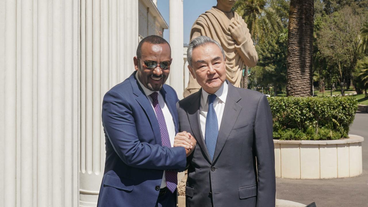 图为与埃塞俄比亚总理合影。1月12日，中共中央政治局委员、外交部长王毅结束了对非