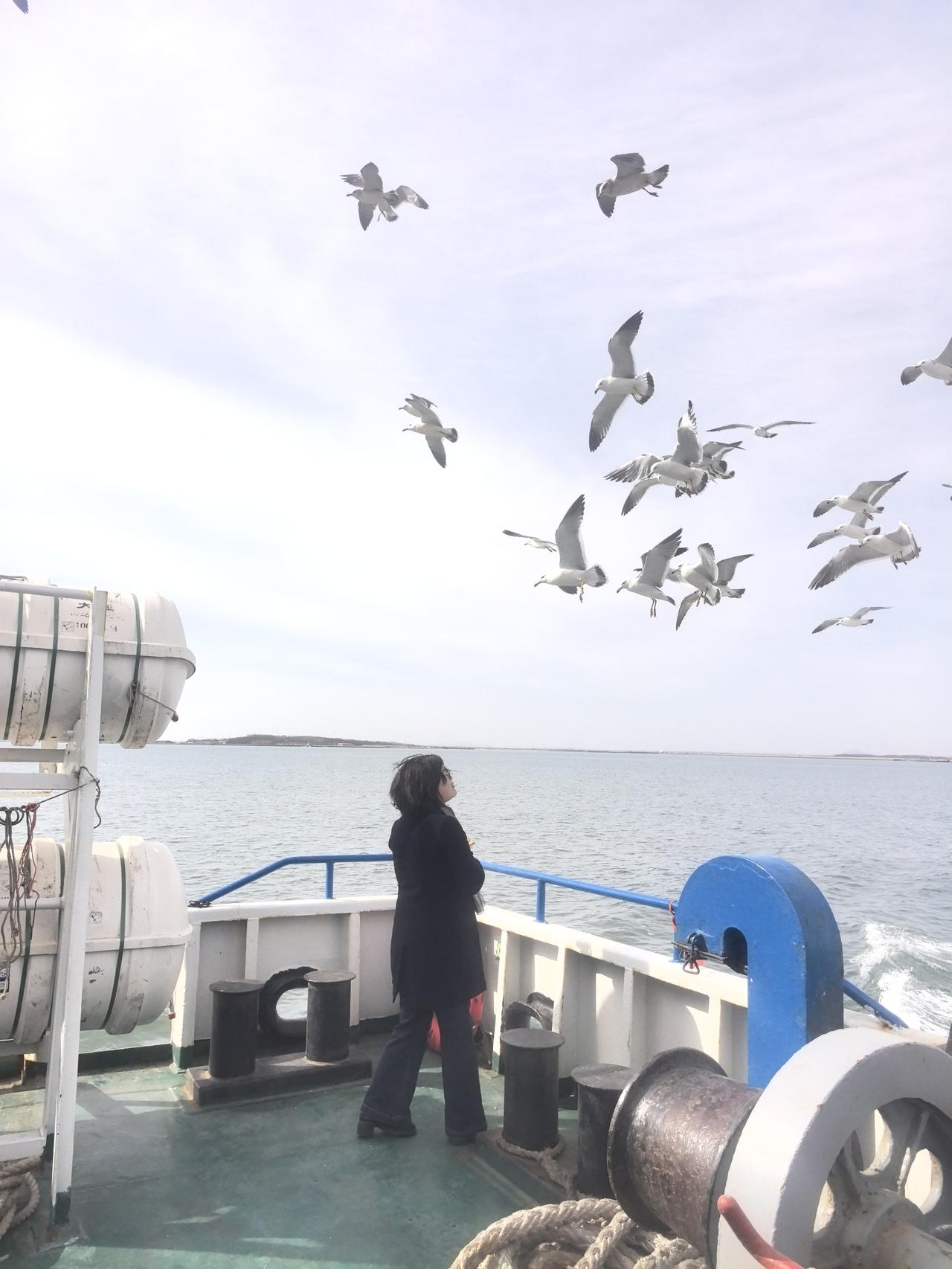 我一个海边长大的人，去另外一个海岛的船上，跟着别人起哄。