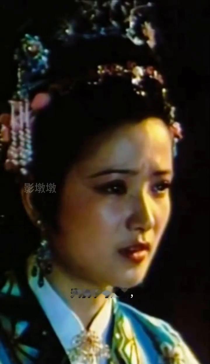 她说“治得病治不得命”时，指甲掐进了锦被。
你看见美人在榻上枯萎。
何晴演的秦可