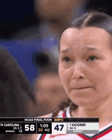 令人动容！康涅狄格大学在凯莉·赫克尔被淘汰前，曾短暂地抬起她的头🥺 💔

哈