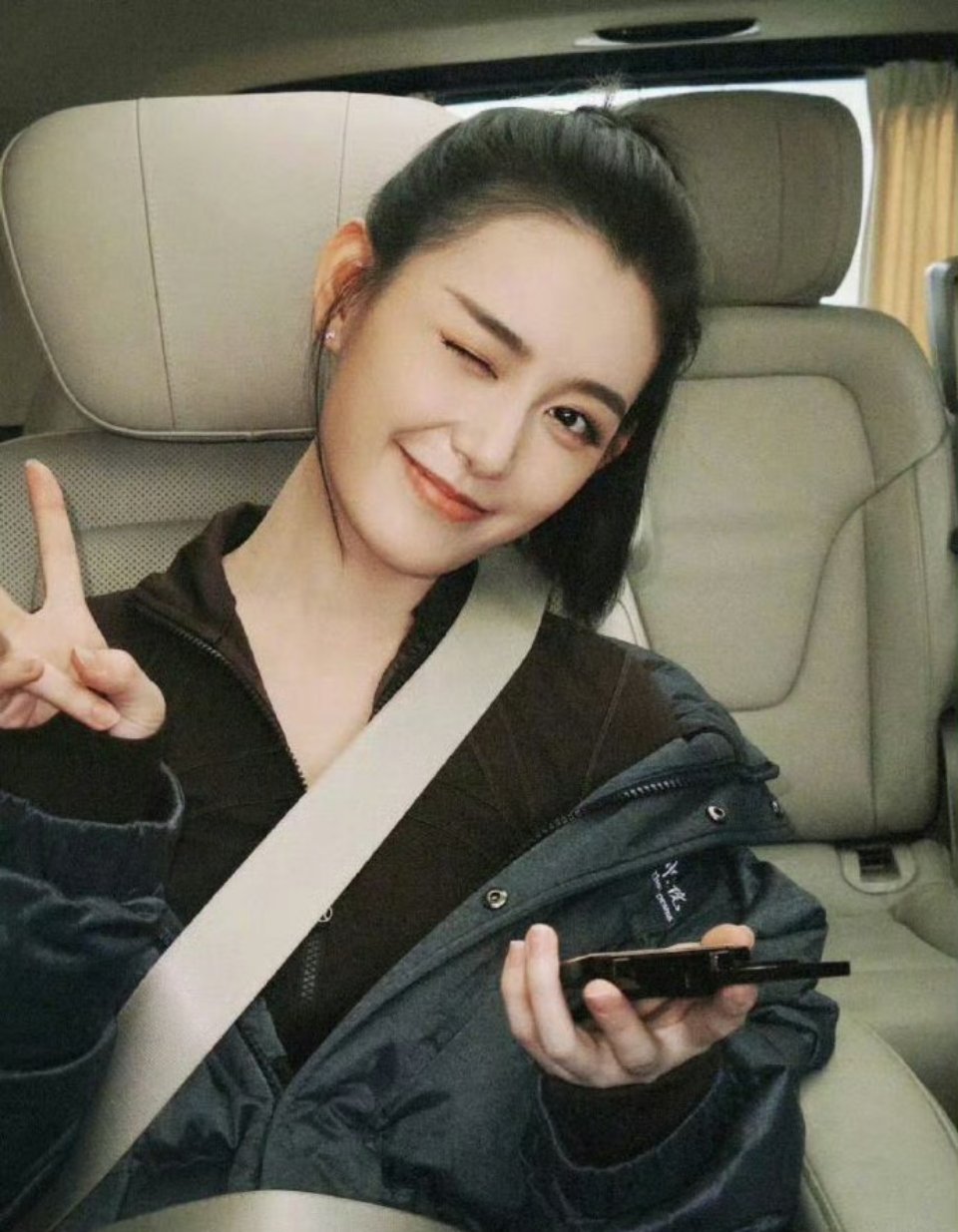蒋依依演员请就位3合照 是谁还没被蒋依依的美到啊？[泪][泪]美女们休息时刻贴贴