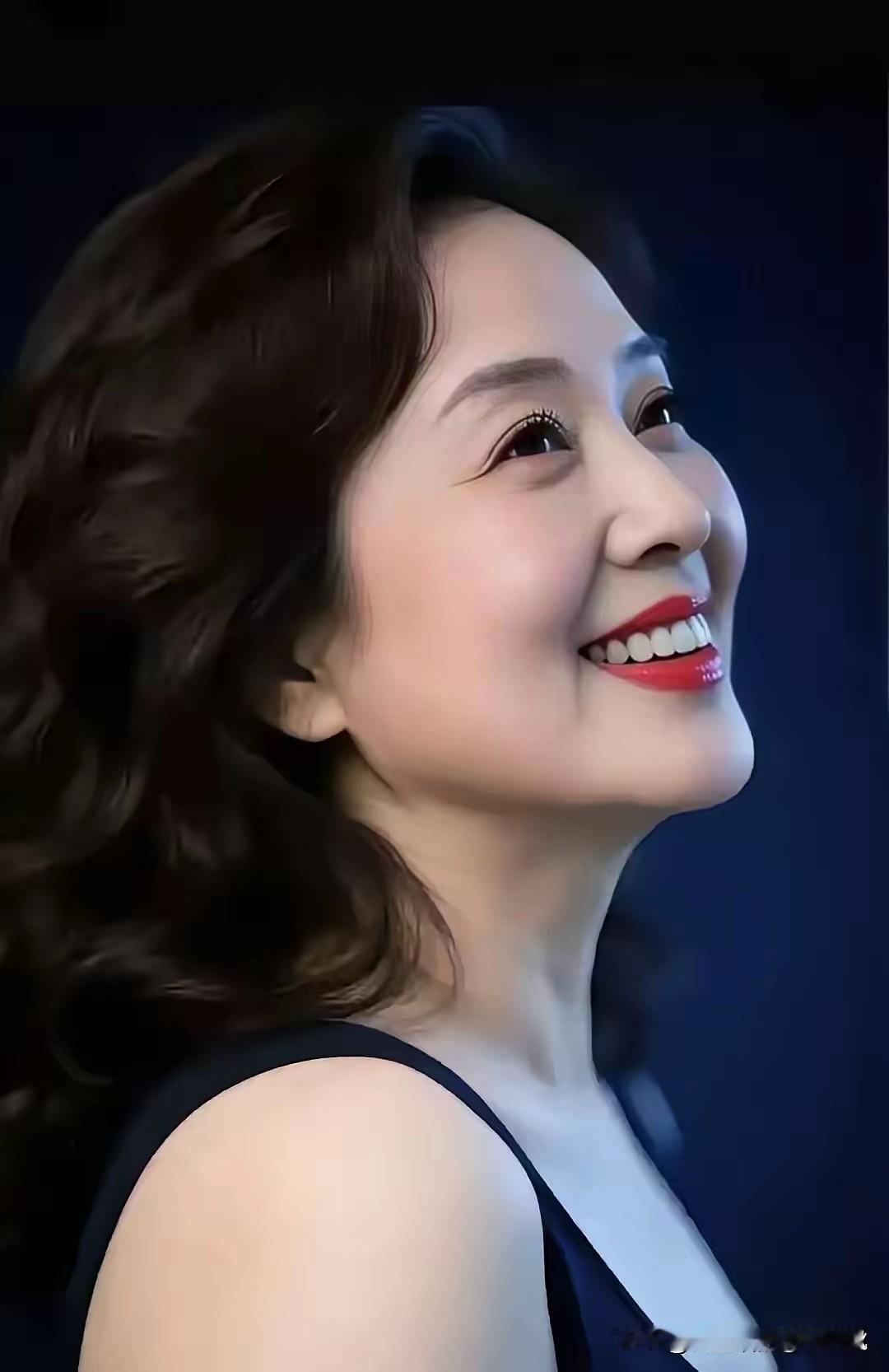 文笔挑战：
嫣然一笑百媚生，
恰似春风拂柳轻。