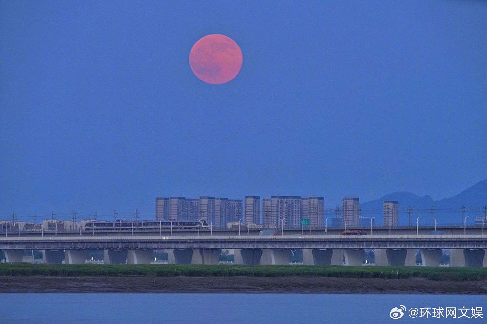 【#中秋节快乐#】 “莫使金樽空对月，举杯幸会有缘人！”祝福大家中秋快乐，团圆美