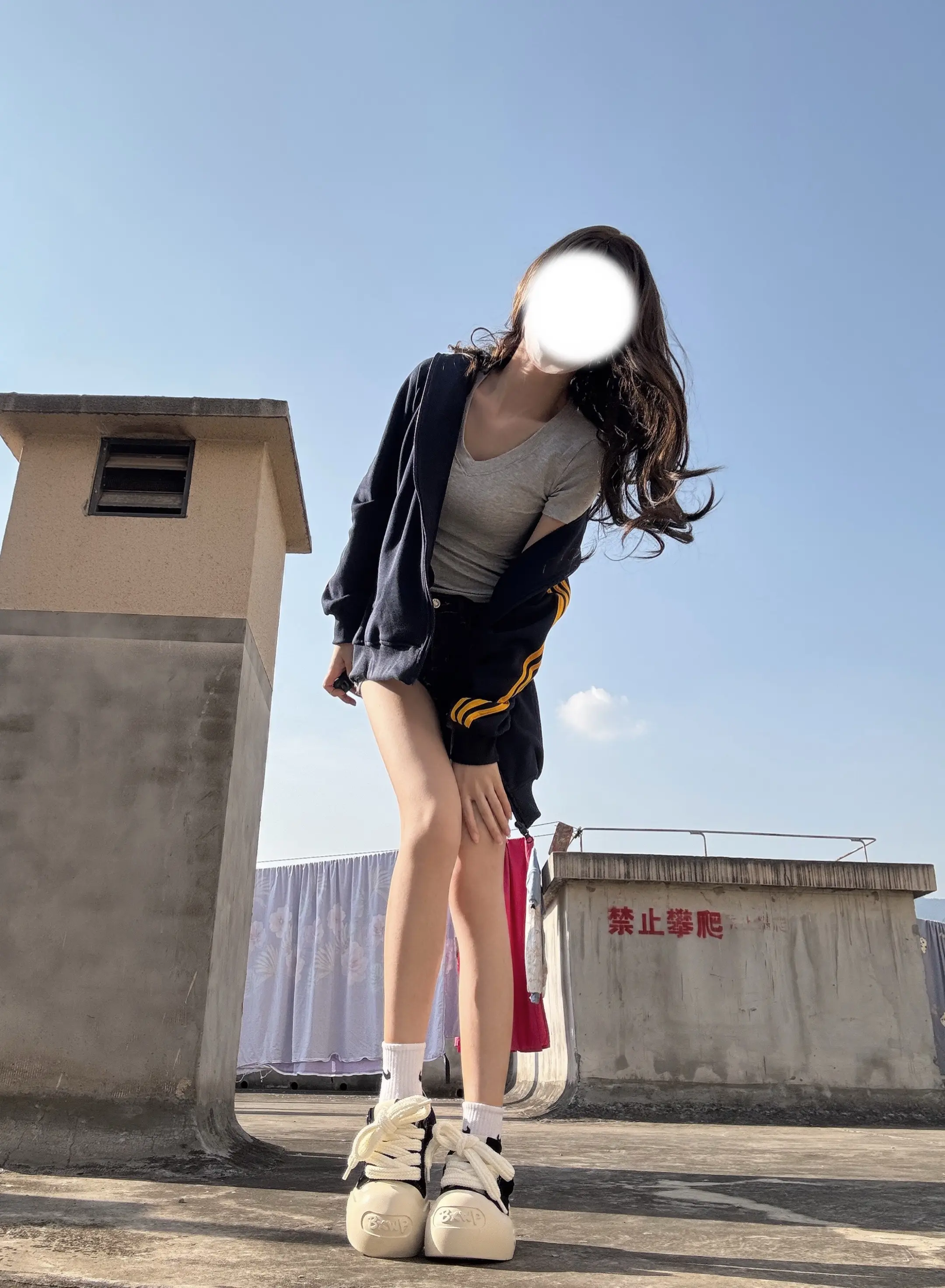 我把底线降得越来越低 从一开始的不允许你背叛我 到你不要离开我