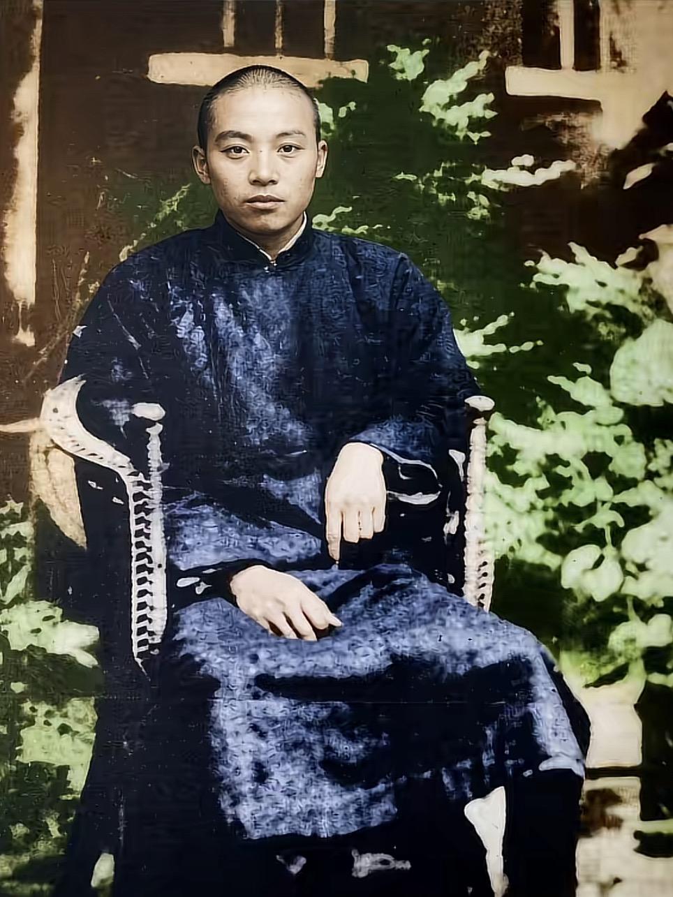 下图是杨靖宇留下的单人照，当时的杨靖宇还不叫杨靖宇，仍叫本名马尚德。这张照片拍摄