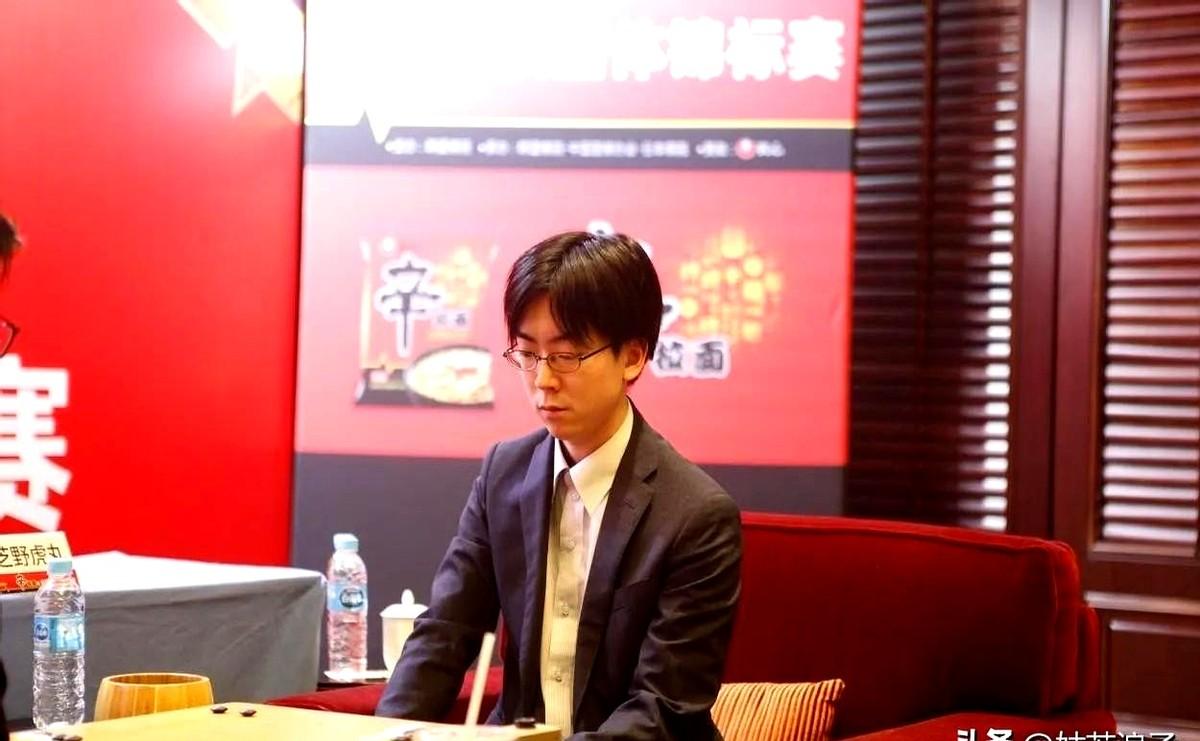 看好芝野虎丸的恐怕不多。
姜东润刚赢了檀啸，大家就把他捧了起来，结果他转身就撞上