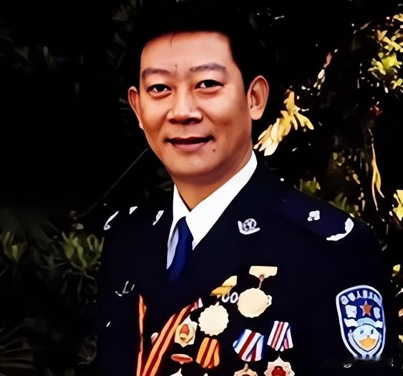 1992年，一位多次立功的缉毒警被邀请获奖，不料主办方当天突然直播，导致英雄的脸