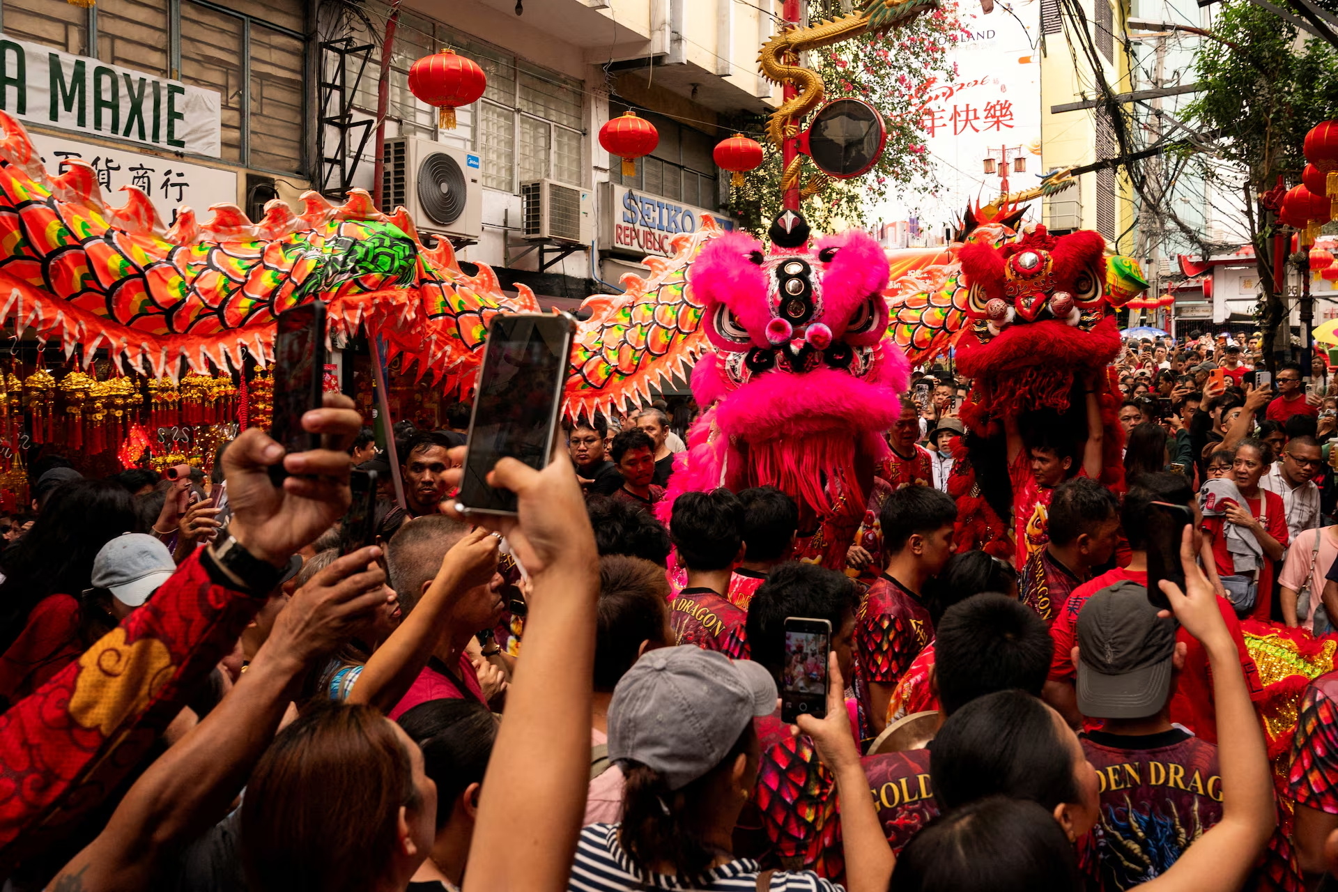 糖葫芦才是外国人的顶级年货跟老外一起过春节是什么体验 2026年2月17日（大年