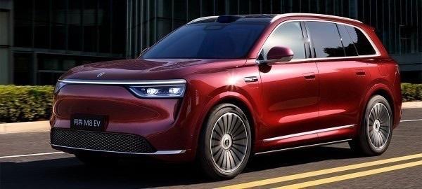 一抹酒红掠过都市天际线，问界M8纯电版以优雅姿态开启家庭出行的智慧新篇。鸿蒙智行