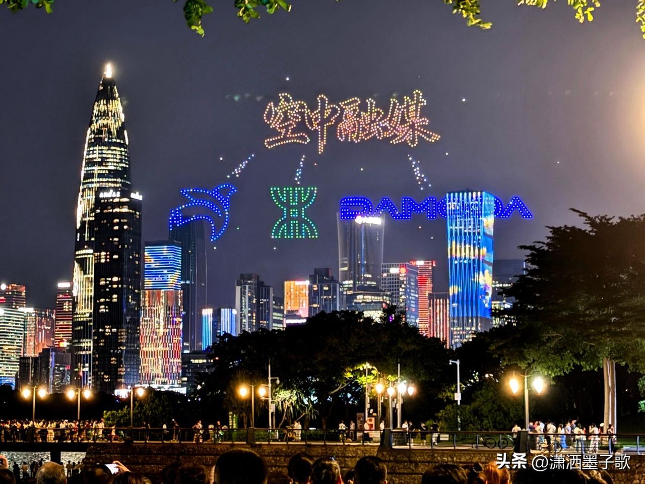 深圳湾无人机灯光秀，那简直是视觉盛宴！之前去看的时候，被深深震撼到了。几百架无人