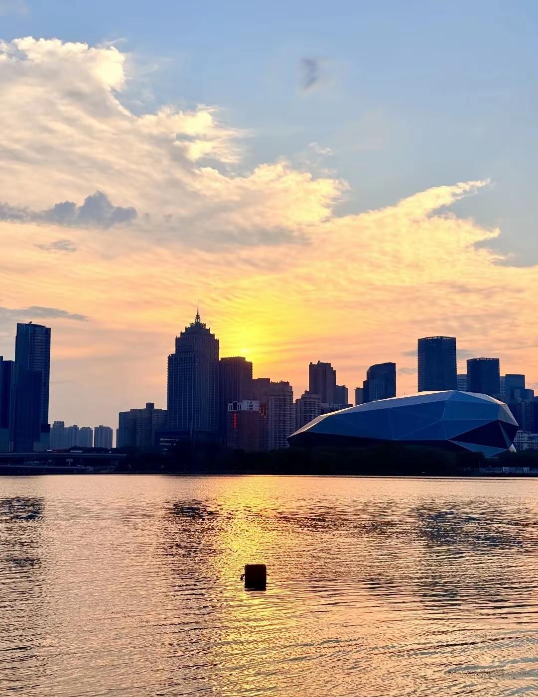 分享一张相册里随手拍的天空夕阳熔金，大美浑河！