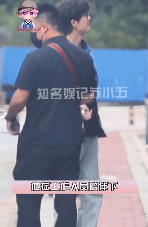 许嵩这状态说20我都信 许嵩下班 男大放学 许嵩最新状态——T恤+格子衬衫+黑框
