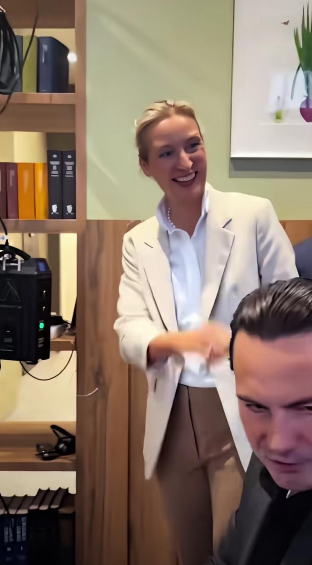 目前来看，爱丽丝·魏德尔，成了德国总理热门人选！

很多人觉得，她执政后，中德关