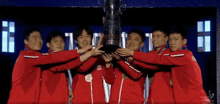 荣耀时刻！中国男团实现12连冠，第24次捧起斯韦思林杯世乒赛男团决赛，中国队3-