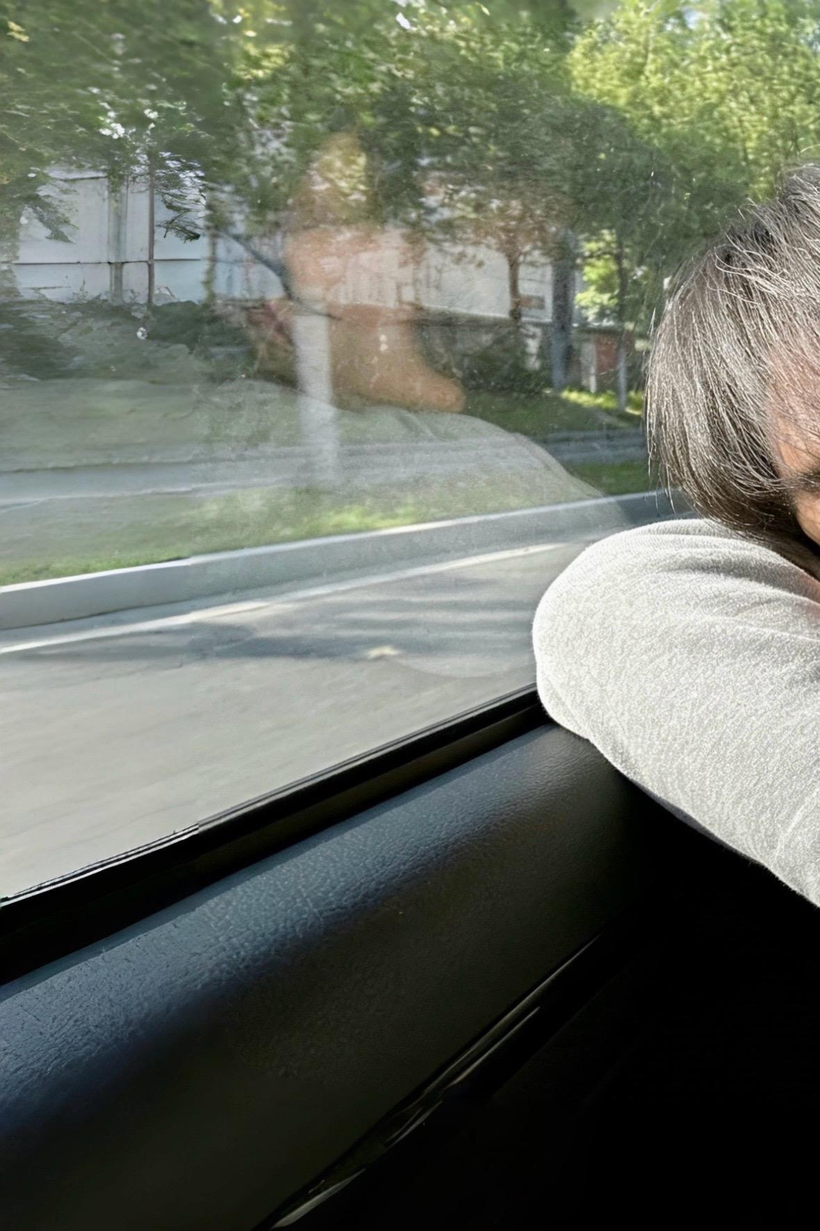 第一天 在玻璃窗前出现你的笑脸